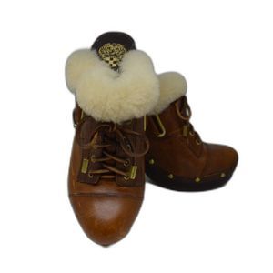 VINCE CAMUTO Brown Leather Mule Clogs Faux Fur Gold Stud Lace Up 9.5 B